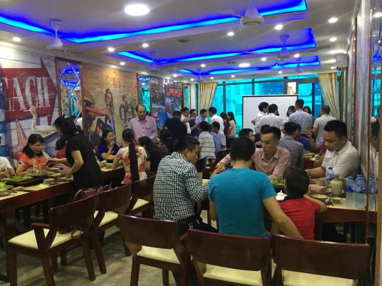 Thực khách thưởng thức những món ăn ngon tại nhà hàng Quán Họ Hứa