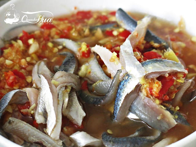 Món gỏi cá trích Phú Quốc ăn ở đâu Hà Nội ngon nhất?